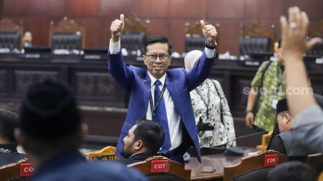 Ketua Umum kelompok relawan Militan Gibran 08 Nusantara adalah Andi Azwan (tengah) mengacungkan jempol usai sidang pembacaan putusan atas perkara terkait ijazah Wapres Gibran saat pencalonan Pilpres 2024 di Gedung Mahkamah Konstitusi, Jakarta, Selasa (6/10/2026). [Suara.com/Alfian Winanto]