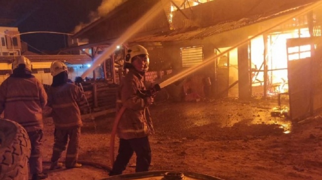 Korsleting Listrik Picu Kebakaran di Muara Angke, Gudang dan Bengkel Kapal Hangus Rugi Rp1 Miliar!