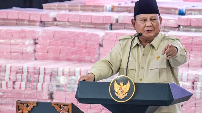 Presiden Prabowo Subianto memberi sambutan saat kegiatan penyerahan denda administratif dan lahan kawasan hutan di Kejaksaan Agung, Jakarta, Selasa (6/10/2026). [ANTARA FOTO/Galih Pradipta/agr]