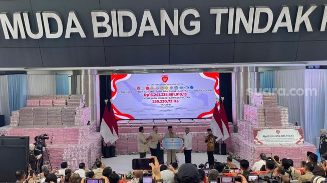 Satgas Penertiban Kawasan Hutan (PKH) kembali memarkan tumpukan uang di hadapan Presiden Prabowo Subianto. (Suara.com/Novian)