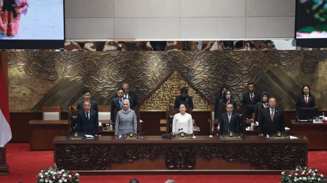 Ketua DPR Puan Maharani didampingi Wakil Ketua Sufmi Dasco Ahmad, Saan Mustopa, Cucun Ahmad Sjamsurijal, dan Sari Yuliati saat memimpin rapat paripurna pengesahan UU Pelindungan Ketenagakerjaan, Gedung DPR, Jakarta, Selasa (6/10/2026).