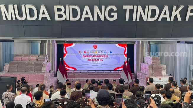 Satgas Penertiban Kawasan Hutan (PKH) kembali memarkan tumpukan uang di hadapan Presiden Prabowo Subianto. (Suara.com/Novian)