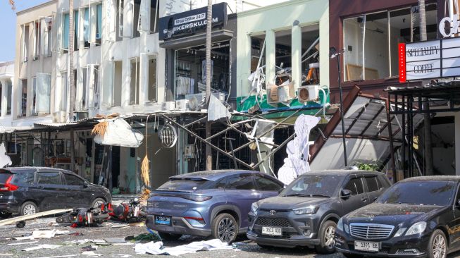 Puing-puing berserakan akibat ledakan di lokasi ledakan di San Antonio Shopping Street, Pakuwon City Surabaya, Jawa Timur, Selasa (6/10/2026). [ANTARA FOTO/Didik Suhartono/nym]
