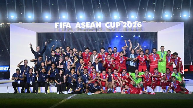 Pemain Timnas Indonesia bersama jajaran pelatih dan staf berfoto bersama perayaan juara FIFA ASEAN Cup 2026 di Stadion Utama Gelora Bung Karno (SUGBK), Senayan, Jakarta, Senin (5/10/2026). [ANTARA FOTO/Rivan Awal Lingga/Lmo/rwa]