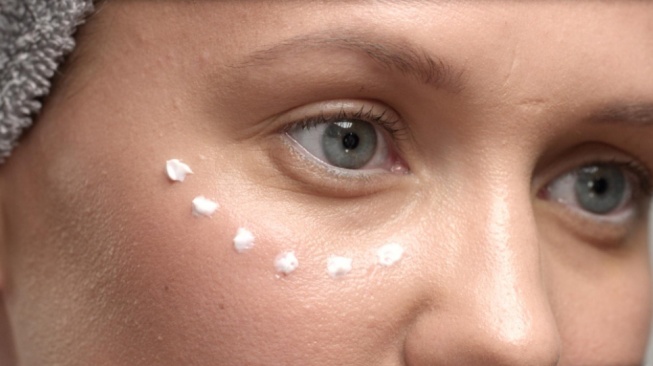 5 Eye Cream Retinol Terbaik untuk Samarkan Garis Halus Usia 30 Tahun ke Atas