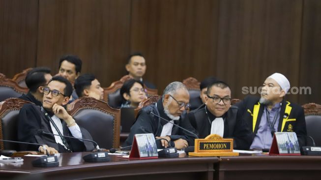 Kuasa hukum pemohon Bambang Widjojanto (tengah) saat mengikuti jalannya sidang pembacaan putusan atas perkara terkait ijazah Wapres Gibran saat pencalonan Pilpres 2024 di Gedung Mahkamah Konstitusi, Jakarta, Selasa (6/10/2026). [Suara.com/Alfian Winanto]