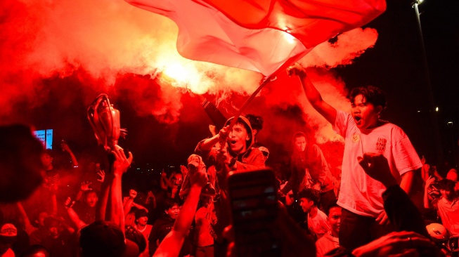 Warga merayakan kemenangan Timnas Indonesia yang menjuarai FIFA ASEAN Cup 2026, di Bundaran HI, Jakarta, Senin (5/10/2026). [ANTARA FOTO/Fathul Habib Sholeh/sgd]