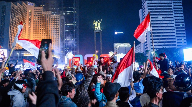 Flare dan Kembang Api Warnai Pesta Juara Indonesia di Bundaran HI