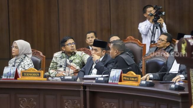Ketua KPU Mochammad Afifuddin (tengah) saat mengikuti jalannya sidang pembacaan putusan atas perkara terkait ijazah Wapres Gibran saat pencalonan Pilpres 2024 di Gedung Mahkamah Konstitusi, Jakarta, Selasa (6/10/2026). [Suara.com/Alfian Winanto]