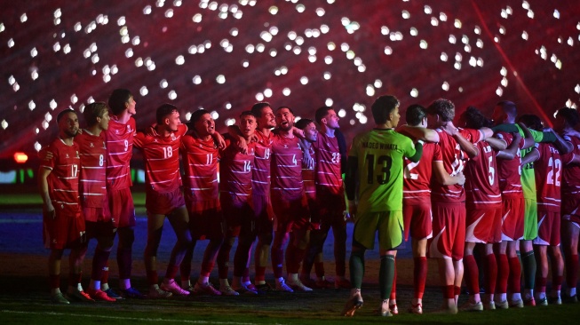 Pesepak bola Timnas Indonesia menyanyikan lagu Tanah Airku usai mengalahkan Timnas Thailand dalam final FIFA ASEAN Cup 2026 di Stadion Utama Gelora Bung Karno (SUGBK), Senayan, Jakarta, Senin (5/10/2026). [ANTARA FOTO/Rivan Awal Lingga/Lmo/rwa]