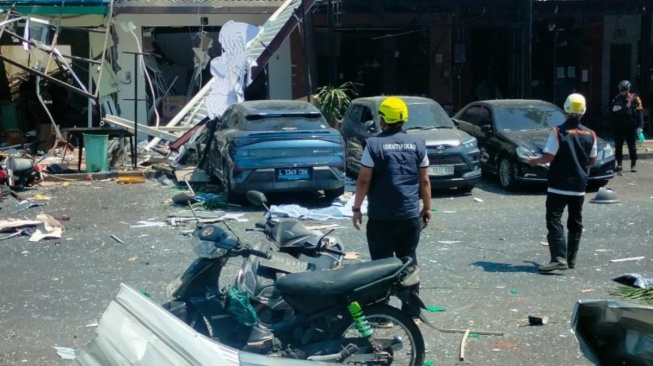 Ledakan keras di Ruko San Antonio Surabaya melukai lima orang dan merusak puluhan bangunan. (Antara)