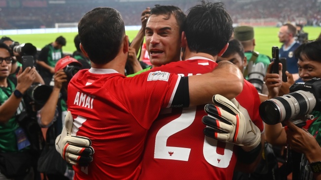 Penjaga gawang Timnas Indonesia Emil Audero (tengah) berselebrasi bersama rekannya Elkan Baggot (kedua kanan) dan Jordi Amat (kedua kiri) usai mengalahkan Timnas Thailand pada final FIFA ASEAN Cup 2026 di Stadion Utama Gelora Bung Karno (SUGBK), Senayan, Jakarta, Senin (5/10/2026). [ANTARA FOTO/Rivan Awal Lingga/Lmo/rwa]
