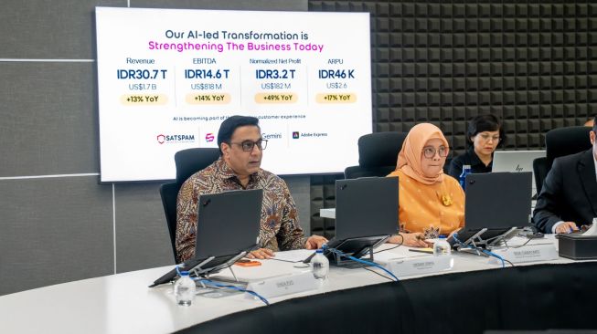 Presiden Direktur dan CEO Indosat Ooredoo Hutchison, Vikram Sinha (kiri) dan Corporate Secretary, Director dan Chief Legal and Regulatory Officer Indosat Ooredoo Hutchison, Reski Damayanti. [Indosat]   