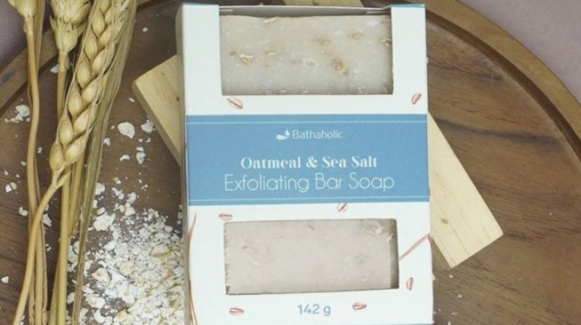 Bathaholic Oatmeal & Sea Salt Exfoliating Bar Soap (Shopee)