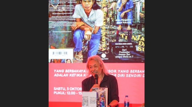 Penulis Seno Gumira Ajidarma meluncurkan buku di acara JABFEST di Art Jakarta Stage. (Dok: Art Jakarta 2026)