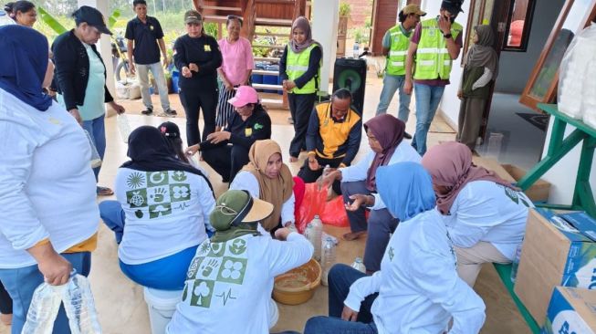 Kelompok Tani Wanita Desa Kawasi mempelajari berbagai jenis tanaman hortikultura. (Dok: Harita Nickel)