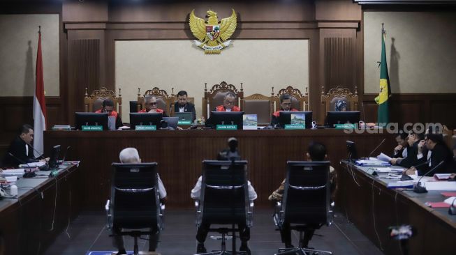 Mantan Jaksa Agung Muda Tindak Pidana Khusus Kejaksaan Agung Febrie Adriansyah saat menjalani sidang perdana di Pengadilan Tipikor, Jakarta, Rabu (7/10/2026). [Suara.com/Alfian Winanto]
