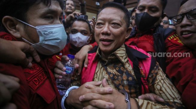 Mantan Jaksa Agung Muda Tindak Pidana Khusus Kejaksaan Agung, Febrie Adriansyah (tengah) saat menjalani sidang perdana di Pengadilan Tipikor, Jakarta, Rabu (7/10/2026). [Suara.com/Alfian Winanto]
