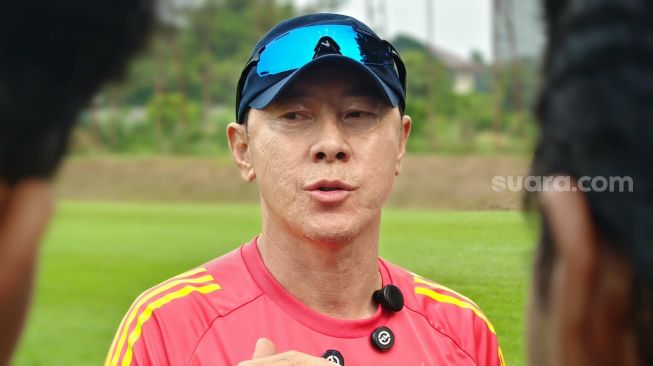 Pelatih Persija Jakarta Shin Tae-yong saat memberikan keterangan pers (Suara.com/Adie Prasetyo Nugraha).