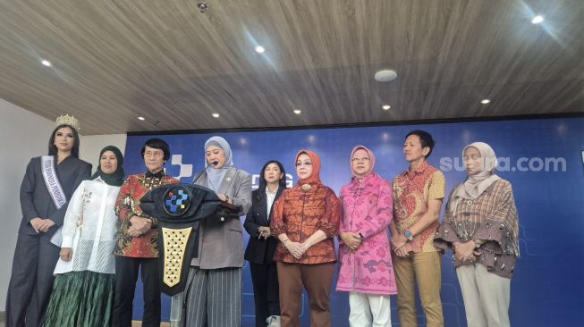 Menteri Komunikasi dan Digital (Menkomdigi), Meutya Hafid dalam jumpa pers di Jakarta, Rabu (7/10/2026). [Suara.com/Dythia]