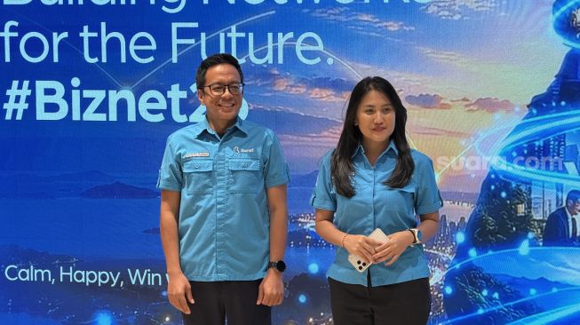 Senior Manager Marketing Biznet Adrianto Sulistyo dan Vice President Territory Jakarta Biznet Yasmin Unsulangi saat konferensi pers di Jakarta, Rabu (7/10/2026). [Suara.com/Dicky Prastya]