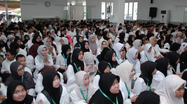 Sekitar 865 anak yatim dan 367 yatim piatu binaan hadir dalam pertemuan rutin bulanan di Masjid Al Qohhar, Sawangan, Depok, pada Minggu (4/10/2026). (Dok: Nusa Halmahera)