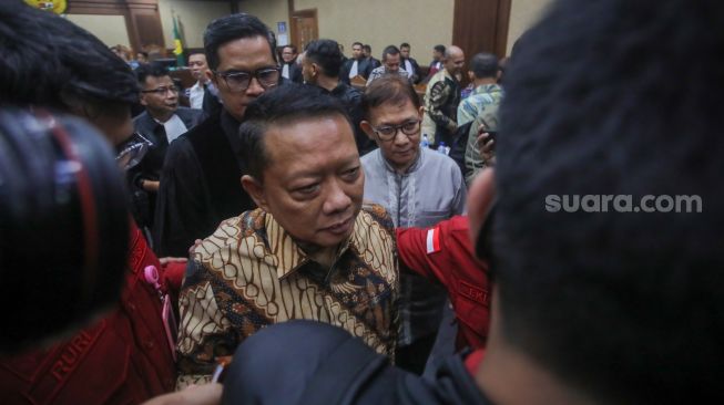 Mantan Jaksa Agung Muda Tindak Pidana Khusus Kejaksaan Agung, Febrie Adriansyah berjalan keluar untuk istirahat saat menjalani sidang perdana di Pengadilan Tipikor, Jakarta, Rabu (7/10/2026). [Suara.com/Alfian Winanto]
