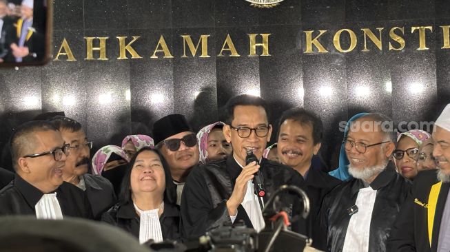 Tak Berhenti di MK, Refly Harun Cs Bersiap Ajukan Pemakzulan Gibran ke DPR!