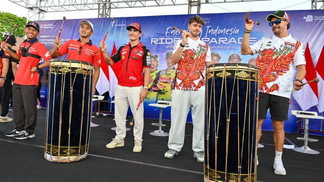 Pembalap Idemitsu Honda Team Asia Mario Suryo Aji (kedua kiri) bersama pembalap Honda Team Asia Veda Pratama (kiri), pembalap Ducati Lenovo Team Marc Marquez (tengah), pembalap Pertamina Enduro VR46 Racing Team Fabio Di Giannantonio (kedua kanan), dan pembalap Pertamina Enduro VR46 Racing Team Franco Morbidelli (kanan) memukul gendang beleq saat mengikuti MotoGP Riders Parade di Jalan Udayana, Mataram, NTB, Rabu (7/10/2026). [ANTARA FOTO/Ahmad Subaidi/tom]