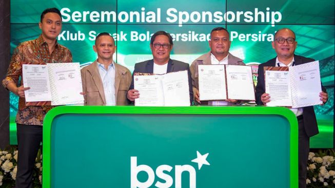 Direktur Utama PT Bank Syariah Nasional Alex Sofjan Noor (tengah), Presiden Klub Persiraja Banda Aceh H. Nazaruddin Dek Gam (kedua kiri), Presiden Klub Persikad Depok Muhamad Rijal Bey (kedua kanan), Sekretaris Umum Persiraja Banda Aceh Rahmat Djailani (kiri) dan Corporate Secretary Bank Syariah Nasional Dody Agoeng (kanan) saat acara Seremonial Sponsorship Klub Sepak Bola Persikad & Persiraja di Jakarta, Rabu (7/10/2026). [Handout]