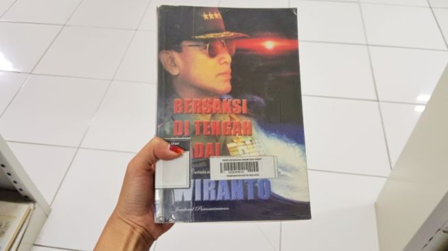 Di Antara Soeharto dan Reformasi: Bedah Buku 'Bersaksi di Tengah Badai' Jenderal Wiranto