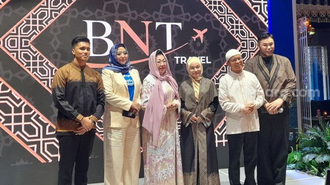 Miris melihat banyak jemaah umrah yang gagal berangkat, Ivan Gunawan ikut terjun ke binis travel umrah dengan nama BNT Travel. Igun menjamin setiap jemaah pasti berangkat ke Tanah Suci. [Alya Khairunisa]