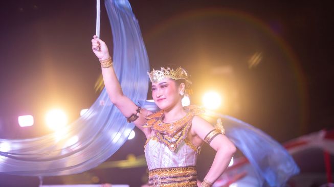 Peserta tampil saat gelaran Wayang Jogja Night Carnival (WJNC) 2026 bertajuk Gana Kalajaya di Titik Nol Km, Yogyakarta, Rabu (7/10/2026). [ANTARA FOTO/Andreas Fitri Atmoko/wsj]