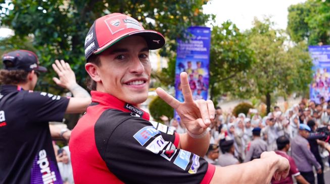 Ribuan warga Mataram menyambut Marc Marquez dan para pembalap dalam Riders Parade jelang MotoGP Mandalika 2026 di NTB. [Dok. Istimewa]