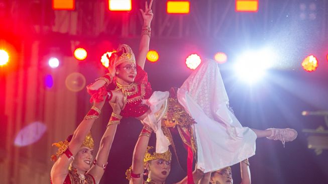 Peserta tampil saat gelaran Wayang Jogja Night Carnival (WJNC) 2026 bertajuk Gana Kalajaya di Titik Nol Km, Yogyakarta, Rabu (7/10/2026). [ANTARA FOTO/Andreas Fitri Atmoko/wsj]