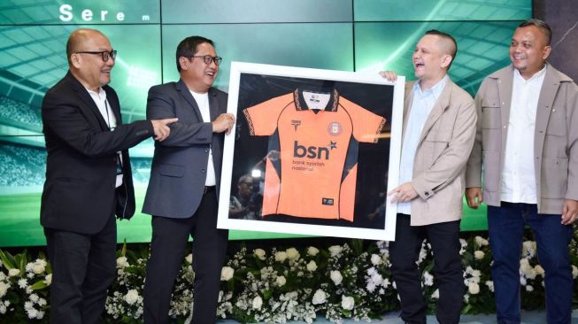 Direktur Utama PT Bank Syariah Nasional Alex Sofjan Noor (kedua kiri), Corporate Secretary Bank Syariah Nasional Dody Agoeng (kiri), Presiden Klub Persiraja Banda Aceh H. Nazaruddin Dek Gam (kedua kanan) dan Presiden Klub Persikad Depok Muhamad Rijal Bey (kedua kanan) saat acara Seremonial Sponsorship Klub Sepak Bola Persikad & Persiraja di Jakarta, Rabu (7/10/2026). [Handout]
