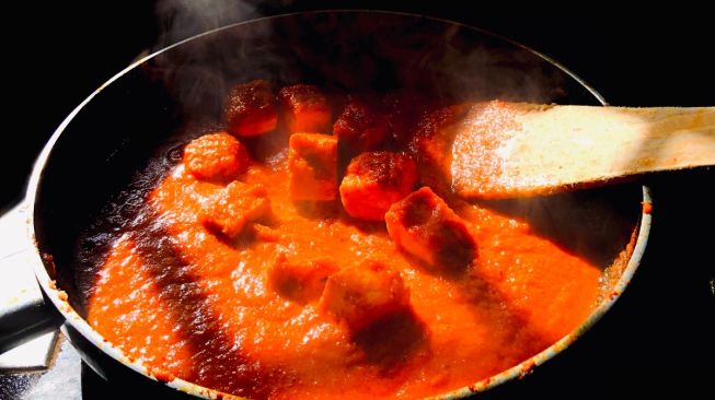 Ilustrasi menumis cabai atau masakan pedas. [Pexels/Nidh In]