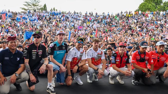 Dari kanan ke kiri, pembalap Idemitsu Honda Team Asia Mario Suryo Aji, pembalap Honda Team Asia Veda Pratama, pembalap Ducati Lenovo Team Marc Marquez, pembalap Pertamina Enduro VR46 Racing Team Fabio Di Giannantonio, pembalap Pertamina Enduro VR46 Racing Team Franco Morbidelli, pembalap CFMOTO Gaviota Aspar Team Maximo Quiles, pembalap Aprilia Racing Marco Bezzecchi dan Gubernur NTB Lalu Muhamad Iqbal berfoto bersama usai mengikuti MotoGP Riders Parade di Jalan Udayana, Mataram, NTB, Rabu (7/10/2026). [ANTARA FOTO/Ahmad Subaidi/tom]
