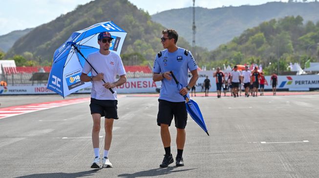 Pembalap BK8 Gresini Racing Alex Marquez (kiri) berjalan keliling sirkuit bersama rekan timnya saat mengikuti sesi pengenalan lintasan (riders track familiarisation) jelang balapan MotoGP di Sirkuit Internasional Pertamina Mandalika, KEK Mandalika, Kuta, Praya, Lombok Tengah, NTB, Kamis (8/10/2026). [ANTARA FOTO/Ahmad Subaidi/Y