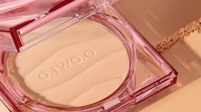 Sunscreen O.TWO.O Face Powder Oil Control Waterproof. [Shopee]