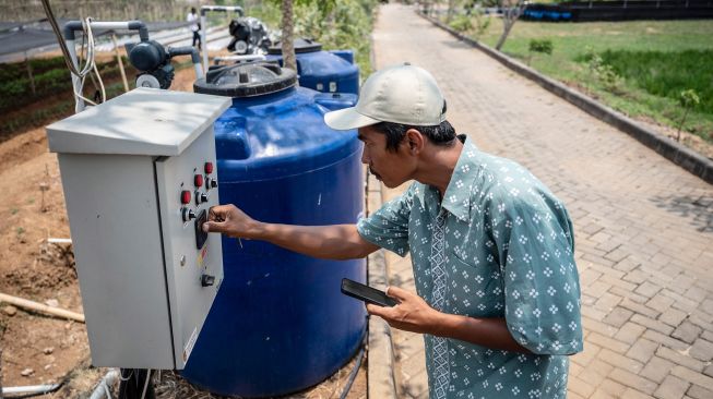 Petani memeriksa indikator kelembaban tanah melalui panel yang menerapkan teknologi Internet of Things (IoT) dalam sistem pertanian cerdas (smart farming) di Demplot Manajemen Pangan (DMP) Tambangan, Mijen, Semarang, Jawa Tengah, Kamis (8/10/2026). [ANTARA FOTO/Aprillio Akbar/YU]
