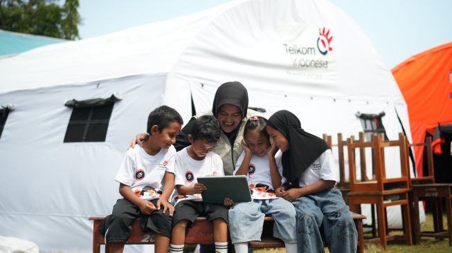 Telkom bersama guru dan peserta kegiatan dalam program pemulihan pembelajaran pascagempa di Kabupaten Manggarai, Nusa Tenggara Timur. (Dok: Telkom)