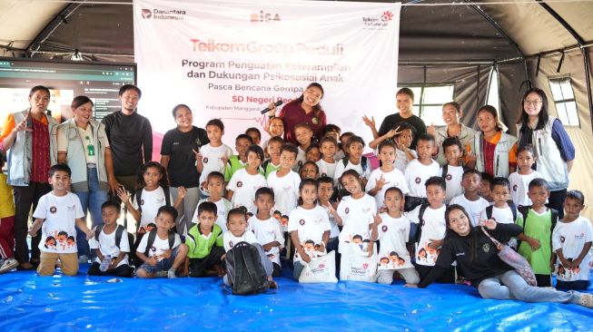 Sejalan dengan semangat Bersama Jadi Bisa, Telkom menghadirkan dukungan berupa penguatan kapasitas guru, pendampingan siswa, fasilitas pembelajaran, dan konektivitas digital sebagai bagian dari upaya membantu sekolah dan anak-anak bangkit serta melanjutkan proses belajar pascabencana. (Dok: Telkom)