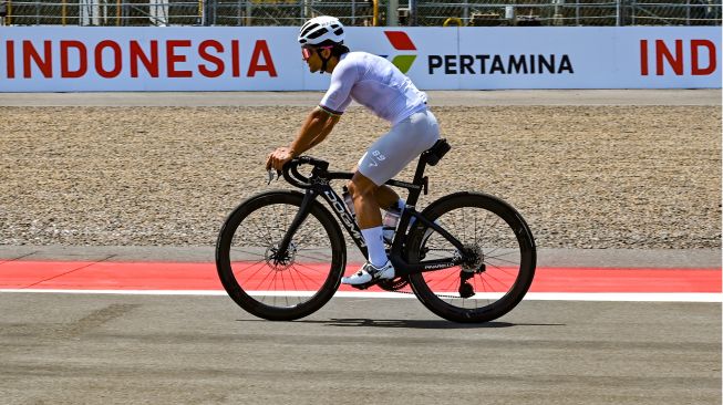 Pembalap Aprilia Racing Jorge Martin bersepeda keliling sirkuit saat mengikuti sesi pengenalan lintasan (riders track familiarisation) jelang balapan MotoGP di Sirkuit Internasional Pertamina Mandalika, KEK Mandalika, Kuta, Praya, Lombok Tengah, NTB, Kamis (8/10/2026). [ANTARA FOTO/Ahmad Subaidi/YU]
