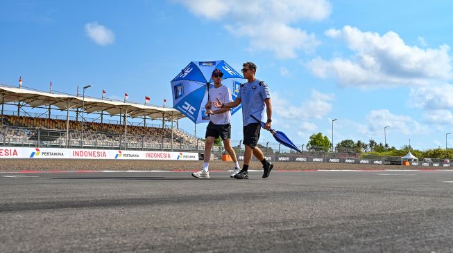 Pembalap BK8 Gresini Racing Alex Marquez (kiri) berjalan keliling sirkuit bersama rekan timnya saat mengikuti sesi pengenalan lintasan (riders track familiarisation) jelang balapan MotoGP di Sirkuit Internasional Pertamina Mandalika, KEK Mandalika, Kuta, Praya, Lombok Tengah, NTB, Kamis (8/10/2026). [ANTARA FOTO/Ahmad Subaidi/YU] 