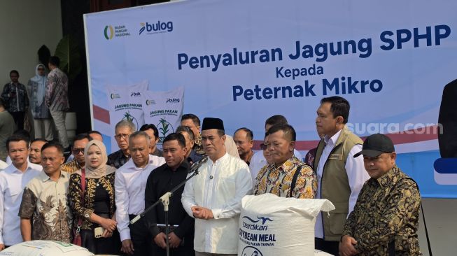 Menteri Pertanian, Andi Amran Sulaiman (tengah) dalam rapat koordinasi peternakan bersama sejumlah asosiasi peternak di Jakarta, Jumat (9/10/2026). [Suara.com/Fakhri]