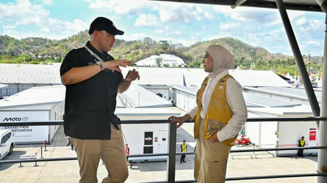 Menteri Komunikasi dan Digital, Meutya Hafid, meninjau Sirkuit Mandalika, Nusa Tenggara Barat, pada Kamis (8/10/2026). [Komdigi]