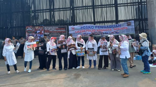 Emak-emak Demo ke DPR, Desak Gibran Dimakzulkan