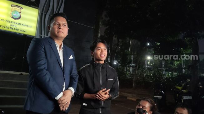 Betrand Peto ditemani pengacaranya Timoty Ezra di Polda Metro Jaya pada Rabu, 8 Oktober 2026