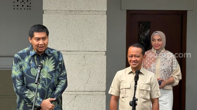 Menteri ESDM sekaligus Menko Bidang Hilirisasi dan Transisi Energi, Bahlil Lahadalia, mengatakan konsep tersebut dibahas bersama Menteri Perumahan dan Kawasan Permukiman (PKP) Maruarar Sirait di Kantor Kementerian ESDM, Jakarta, Jumat (9/10/2026). Foto Yaumal-Suara.com